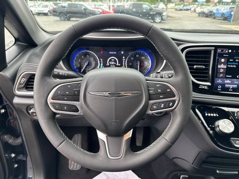 Used 2025 Chrysler Pacifica Select FWD image 13
