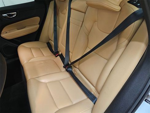 Used 2020 Volvo XC60 T5 Momentum image 17