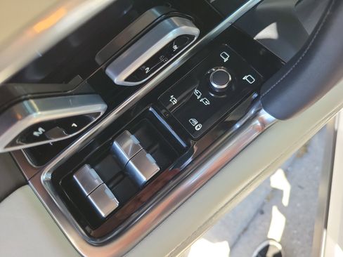 Used 2025 Land Rover Range Rover Long Wheelbase Autobiography AWD/4WD image 17