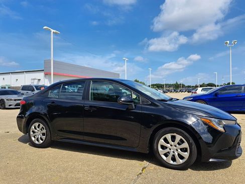 Used 2025 Toyota Corolla LE FWD image 3