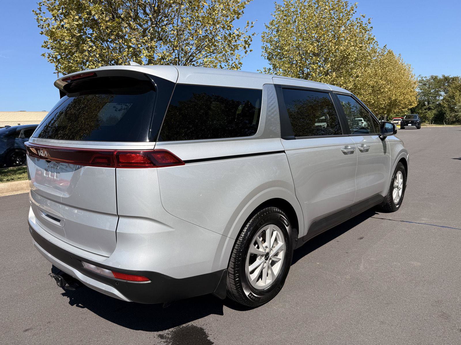 Used 2023 Kia Carnival LX FWD image 5