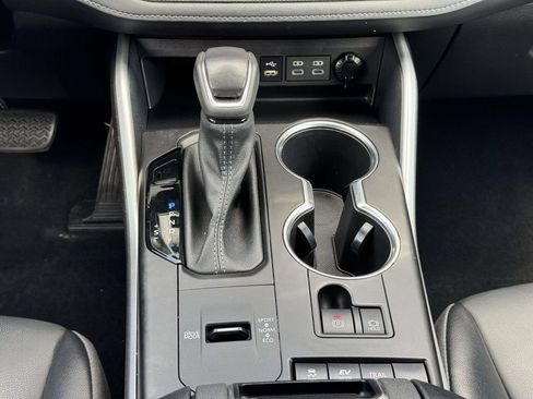 Used 2022 Toyota Highlander XLE AWD/4WD image 6