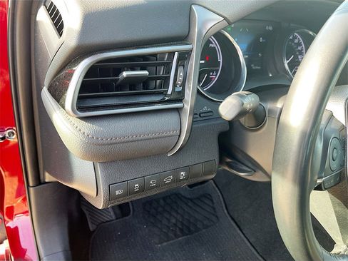 Used 2020 Toyota Camry XLE image 10