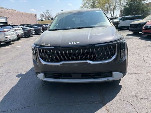 Used 2025 Kia Carnival image 2