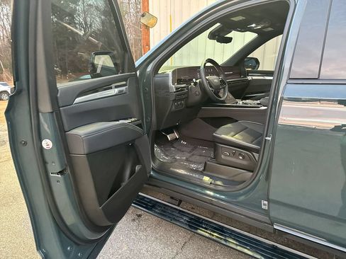 Used 2025 Cadillac Escalade Sport AWD/4WD image 13