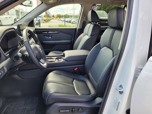 New 2025 Honda Pilot Touring image 9