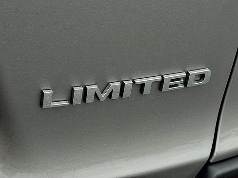 Used 2019 Jeep Cherokee Limited AWD/4WD image 34
