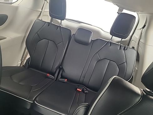 Used 2024 Chrysler Pacifica Limited FWD image 18