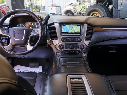 Used 2019 GMC Yukon XL Denali w/ Denali Ultimate Package AWD/4WD image 30