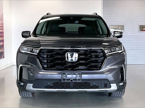Used 2025 Honda Pilot Touring image 6
