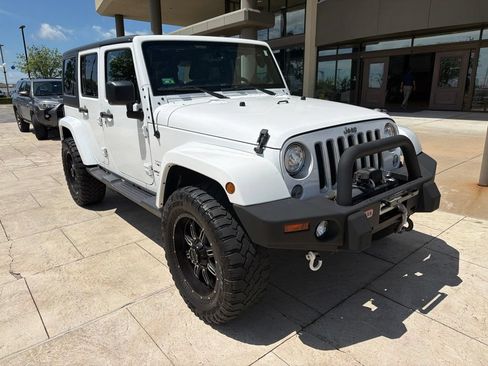 Used 2017 Jeep Wrangler Unlimited Sahara w/ Dual Top Group AWD/4WD image 44