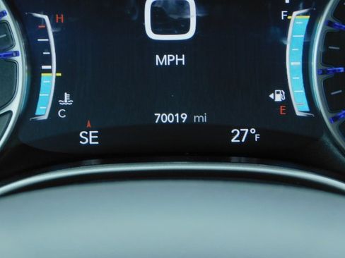 Used 2023 Chrysler Pacifica Touring-L image 19