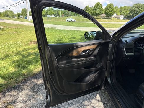 Used 2019 GMC Terrain SLE w/ Infotainment Package I AWD/4WD image 10