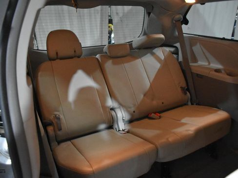 Used 2012 Toyota Sienna XLE FWD image 21
