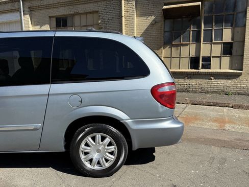 Used 2006 Chrysler Town & Country Touring image 20