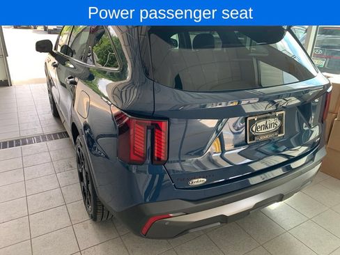 Used 2025 Kia Sorento SX AWD/4WD image 12