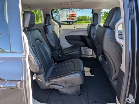 Used 2023 Chrysler Pacifica Touring-L FWD image 19