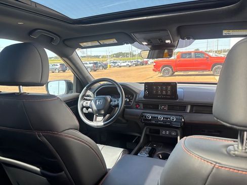 Used 2025 Honda Pilot TrailSport image 33