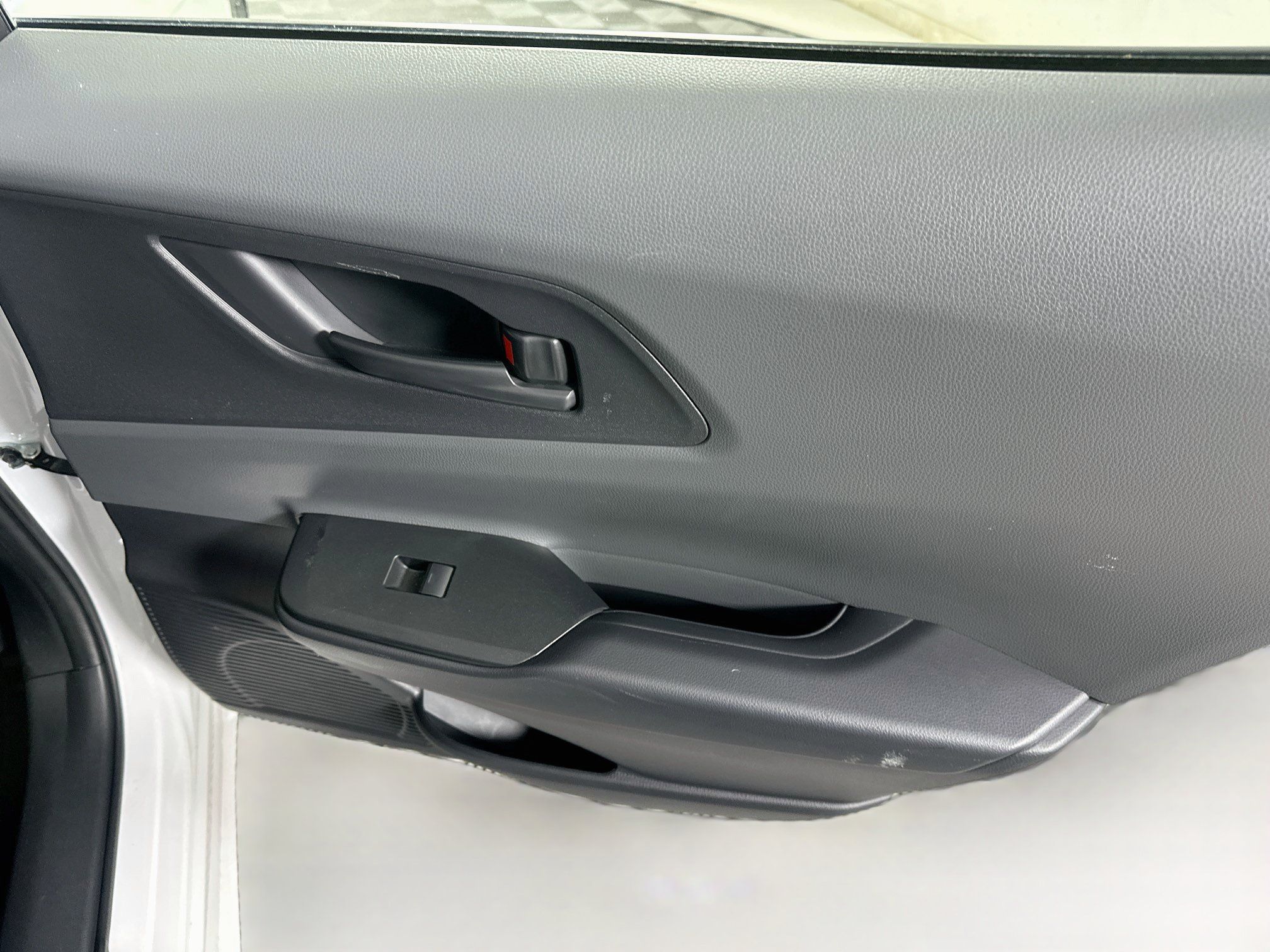 Used 2025 Toyota Prius LE FWD image 27