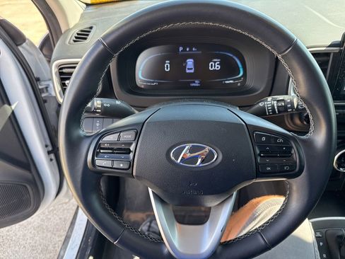 Used 2024 Hyundai Venue SEL FWD image 22
