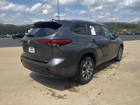 Used 2023 Toyota Highlander XLE FWD image 4