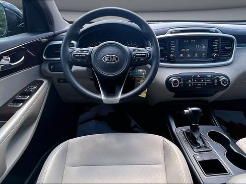 Used 2018 Kia Sorento FWD image 8