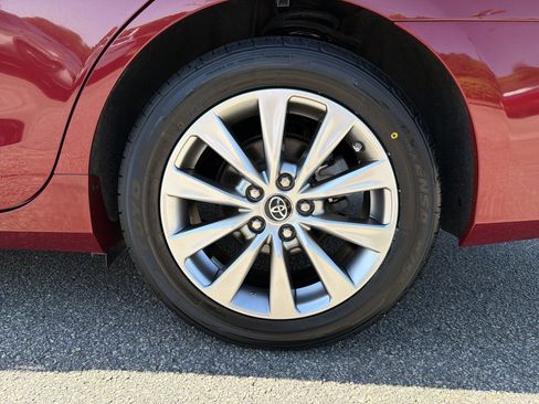 Used 2017 Toyota Camry XLE w/ Moonroof Package image 32