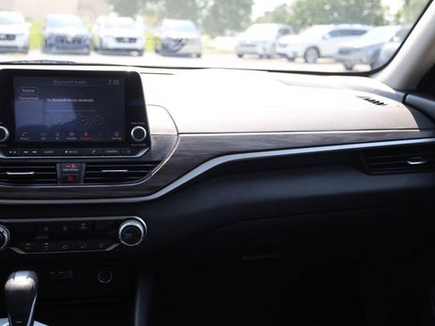 Used 2024 Nissan Altima 2.5 SV FWD image 24