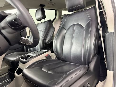 Used 2023 Chrysler Pacifica Touring-L FWD image 18