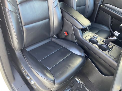 Used 2024 Cadillac XT4 Premium Luxury image 8