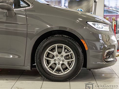 Used 2022 Chrysler Pacifica Touring image 11