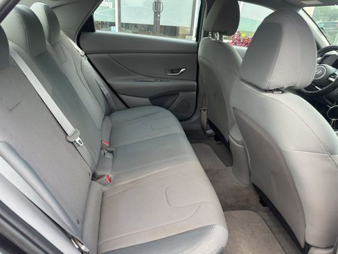 Used 2021 Hyundai Elantra SE FWD image 11