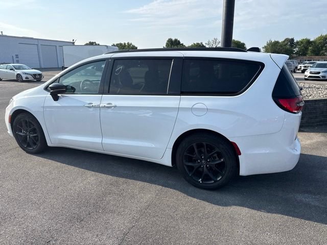 Used 2025 Chrysler Pacifica Limited FWD image 11