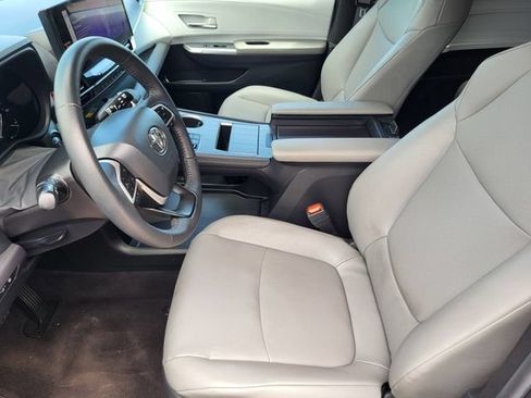 Used 2025 Toyota Sienna XLE AWD/4WD image 12