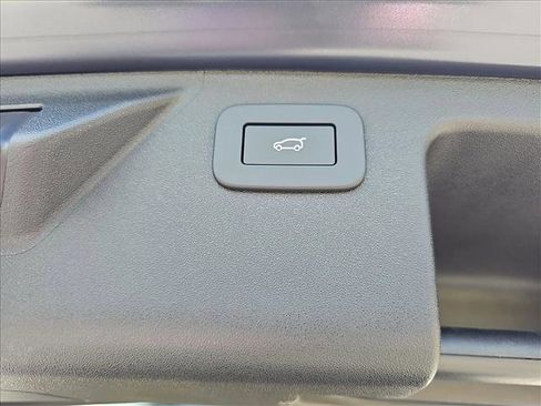 New 2024 Land Rover Discovery Sport S image 8