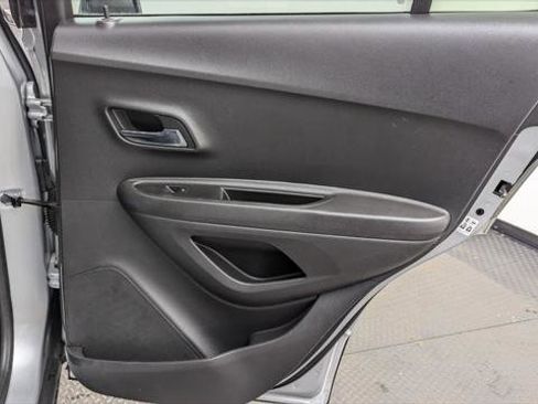 Used 2020 Chevrolet Trax LT w/ LT Convenience Package image 19