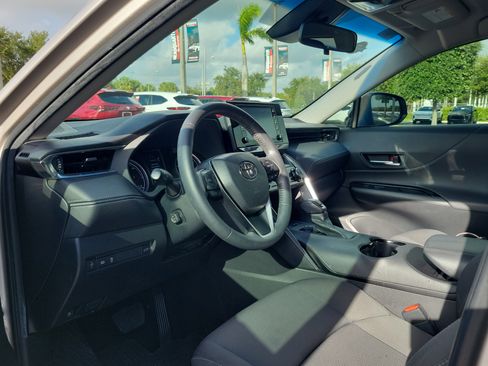 Used 2022 Toyota Venza LE AWD/4WD image 19