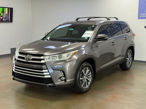 Used 2019 Toyota Highlander XLE AWD/4WD image 4