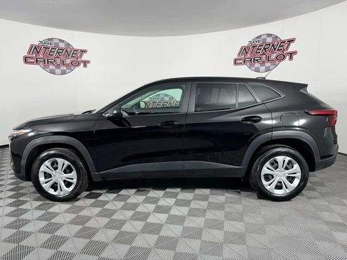 Used 2025 Chevrolet Trax LS FWD image 4