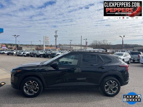 Used 2025 Chevrolet Trax LT w/ LT Convenience Package image 2