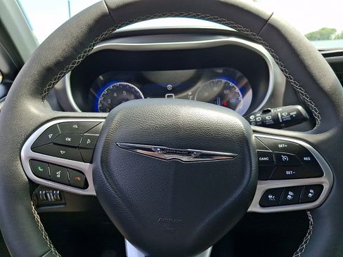 Used 2025 Chrysler Pacifica Select FWD image 16