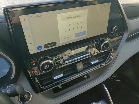 Used 2023 Toyota Highlander Limited image 19