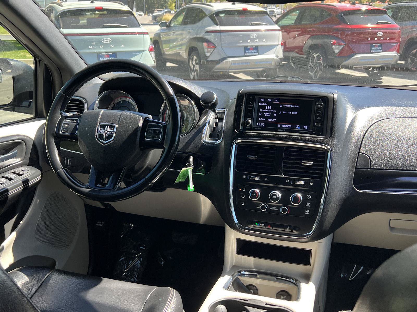 Used 2019 Dodge Grand Caravan SXT FWD image 2
