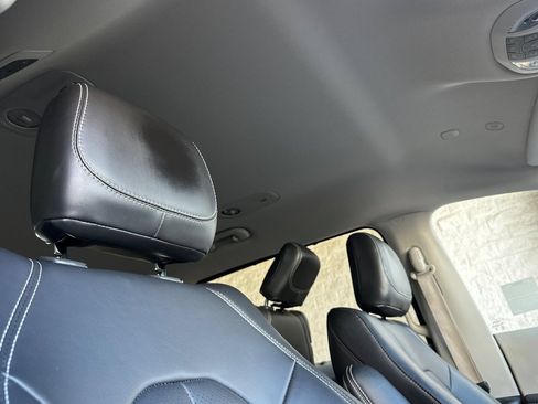 Used 2023 Chrysler Pacifica Touring-L FWD image 19