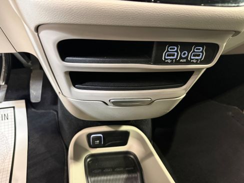 Certified 2023 Chrysler Pacifica Touring-L FWD image 45