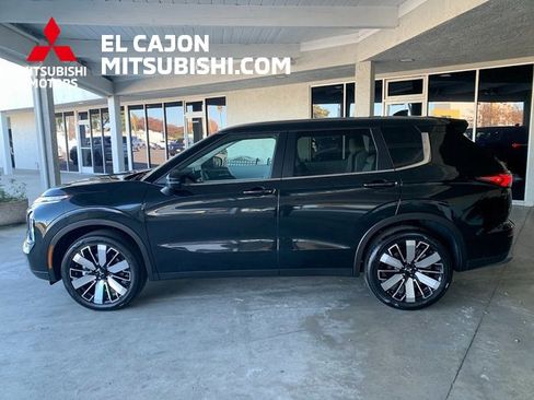 Used 2025 Mitsubishi Outlander SE image 7