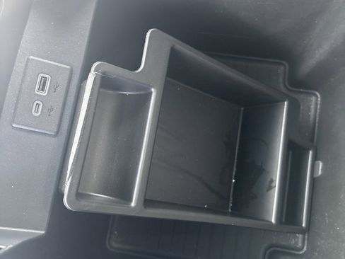 Used 2022 Chevrolet Suburban Z71 image 32