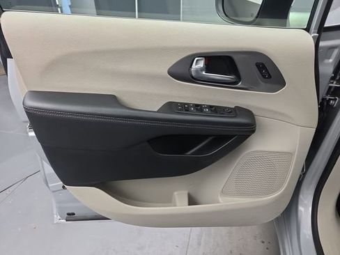 Used 2023 Chrysler Pacifica Touring-L image 15