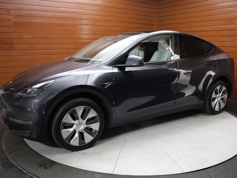 Used 2024 Tesla Model Y Long Range AWD/4WD image 3