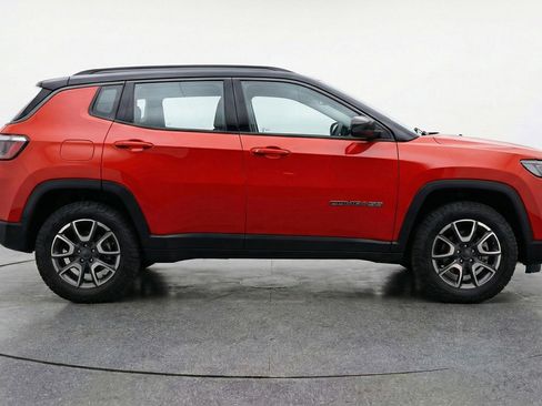 Used 2025 Jeep Compass Trailhawk image 11